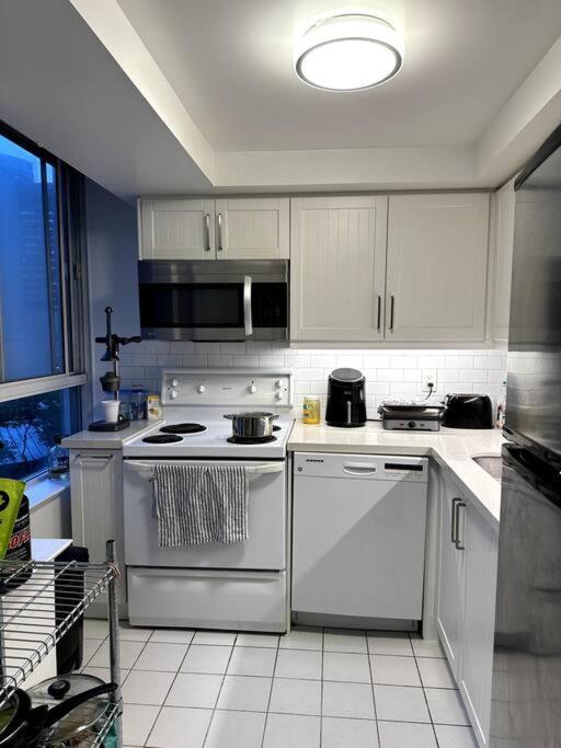 Best Location In Downtown- Walking To Eaton Centre, Nathan Phillips Square, Yonge-Dundas, Ikea,Transit Toronto Exterior photo
